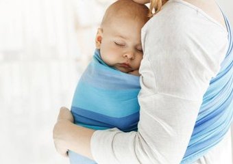 Chusta czy nosidełko dla niemowlaka – co wybrać?