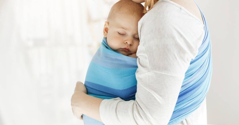 Chusta czy nosidełko dla niemowlaka – co wybrać?