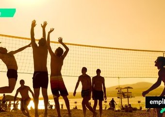 Co można robić na plaży? 5 gier i zabaw plażowych dla każdego