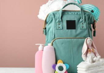 Jak spakować torbę na podróż z dzieckiem? Lista 15 przydatnych rzeczy  