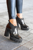 Czarne botki damskie lakierowane na słupku z gumą w cholewce Casu D24WX1-BP-37