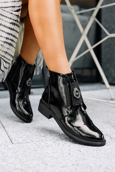 Czarne botki damskie lakierowane z owadem na niskim klocku guma w cholewce Casu D24WX2-B-36 - Casu