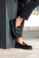 Czarne mokasyny damskie lakierowane na bieżnikowanej platformie paski z cyrkoniami Casu JW24X5-B-39