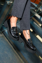 Czarne mokasyny skórzane lakierowane damskie na szerokim klocku z ozdobą Casu BC24X11-B-39