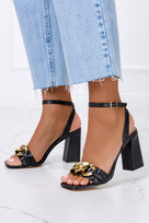 Czarne sandały na słupku ze złotym łańcuchem z paskiem wokół kostki Casu D22X1-B-39