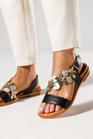 Czarne sandały skórzane damskie płaskie z kwiatami PRODUKT POLSKI Casu 2762-100-37