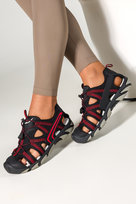 Czarne sandały trekkingowe damskie na elastycznej bieżnikowanej podeszwie z regulowaną elastyczną sznurówką zakryta pięta czerwone wstawki Casu 2307-3W-39