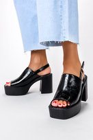 Czarne sandały zabudowane na platformie Casu ER22X19-B-39