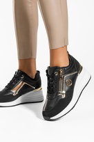 Czarne sneakersy damskie buty sportowe na koturnie sznurowane z ozdobnym suwakiem Casu 19283-1-37
