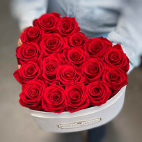 Czerwone Wieczne Róże Białym Flowerbox Heart