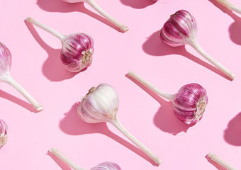 Czosnek na przeziębienie – produkty z apteki i domowe przepisy