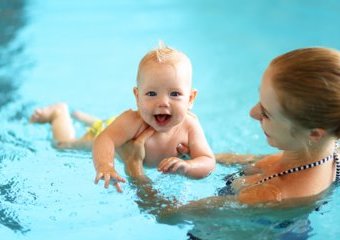 Czy kąpiele z niemowlęciem w basenie to dobry pomysł? Poznaj argumenty za i przeciw