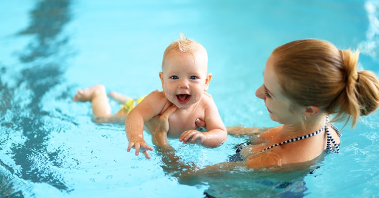 Czy kąpiele z niemowlęciem w basenie to dobry pomysł? Poznaj argumenty za i przeciw