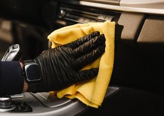 Czym czyścić plastiki w samochodzie? Czyszczenie deski rozdzielczej i innych elementów wnętrza