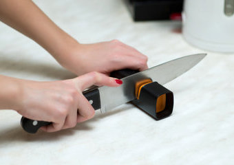 Czym naostrzyć nóż kuchenny? Jak poprawnie ostrzyć noże?