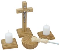 Dębowy zestaw kolędowy 7-elementów drewniany komplet krzyż świeczniki świece kropidło