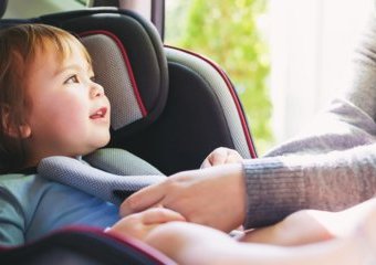 Długa podróż samochodem i fotelik dla dziecka