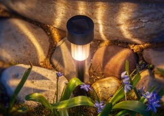 Dobre lampy solarne do ogrodu – inspiracje i porady