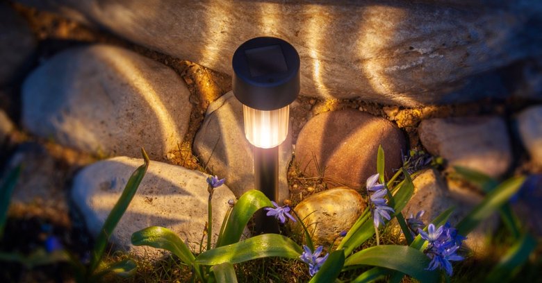 Dobre lampy solarne do ogrodu – inspiracje i porady