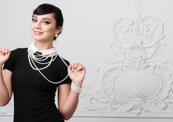 Dodatki do czarnej sukienki – pomysły na stylizacje z modną biżuterią