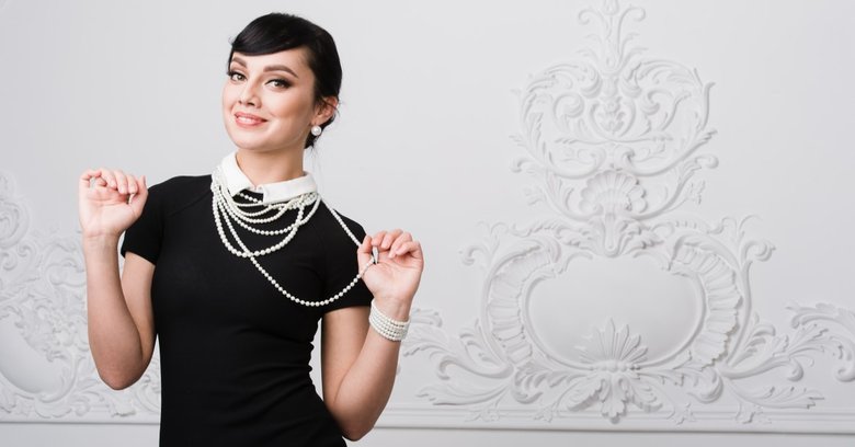Dodatki do czarnej sukienki – pomysły na stylizacje z modną biżuterią