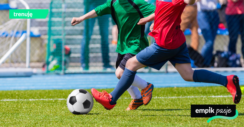 Dresy piłkarskie — niezbędne podczas treningu. Jaki komplet do gry w piłkę nożną wybrać?