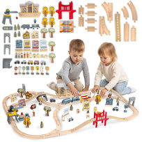 Drewniana kolejka miejska z elektrycznym pociągiem - ruchomy dźwig, statek, mosty