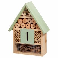 Drewniany hotel dla owadów Bee House Green zielony domek dla pszczół murarek i zapylaczy 29x22x9 cm bambus szyszki drewno do ogrodu i na taras