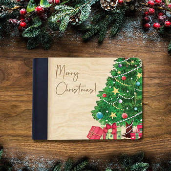 Drewniany MINI FOTO ALBUM na zdjęcia CHOINKA z grawerowaną okładką z czarnymi kartami  prezent na święta - PomysloweGadzety