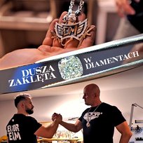 DUSZA ZAKLĘTA W DIAMENTACH P.A.F.F., Bosski, Drużyna Mistrzów