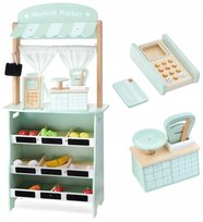 Duży drewniany sklep stragan teatr waga terminal płatniczy warzywa i owoce