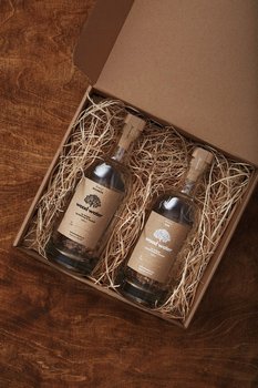 Dwie Eleganckie Butelki Z Drewnianymi Płatkami do Rumu & Bourbon 10G Zapakowane Na Prezent