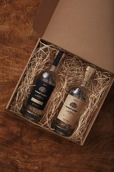 Dwie Eleganckie Butelki Z Drewnianymi Płatkami do Whisky & Bourbon 10G, Zapakowane Na Prezent