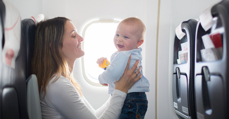 Dziecko w samolocie: jak przygotować się na lot z niemowlakiem?