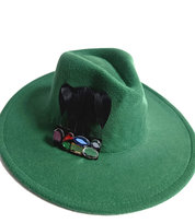 Elegancki damski kapelusz fedora z ozdobną broszką z kolorowymi cyrkoniami Agrafka