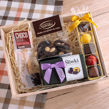 Elegancki koszyk słodkości z pralinami
