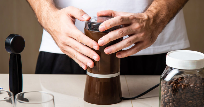 Elektryczny młynek do kawy – na co zwrócić uwagę przy zakupie? Polecane młynki elektryczne