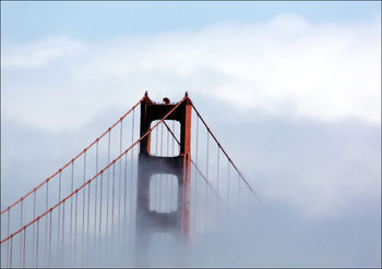 Fog rolls across the Golden Gate Bridge in San Francisco, Carol Highsmith - plakat 70x50 cm - Galeria Plakatu