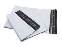 Foliopaki Kurierskie Koperty Foliowe 310x420 mm Białe 100 sztuk. Mocna folia LDPE, wodoszczelne i w 100% nieprzezroczyste. Wytrzymałe opakowania z taśmą samoklejącą dla e-commerce. Zabezpiecz swoje przesyłki szybko i bezpiecznie!