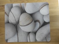 Formatka filcowa, dekoracyjna, z nadrukiem 38x32 cm – filc ekologiczny 1,5 mm, do rękodzieła, DIY, decoupage, naszywek, podkładka na stół  – ARCO Design, kolorowy motyw artystyczny Kamienie