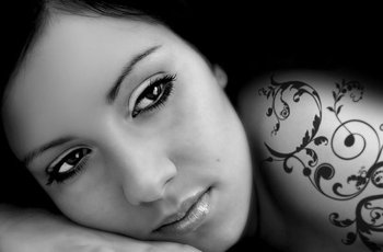 Fototapeta Nice Wall Piękna Kobieta, tatuaż 175x115 cm - Nice Wall