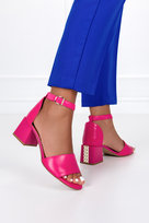 Fuksjowe sandały skórzane damskie na ozdobnym klocku z zakrytą piętą pasek wokół kostki PRODUKT POLSKI Casu 2592-159-40