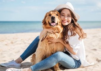 Gdzie wybrać się z psem nad morze i o czym pamiętać? Poznaj listę polskich plaż przyjaznych czworonogom