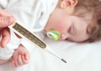 Gorączka u dziecka – jak mierzyć temperaturę i zbijać gorączkę u dzieci?