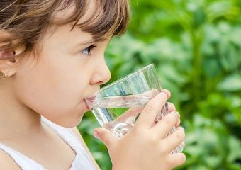 Ile wody powinno pić dziecko? Jak je zachęcić do picia wody?