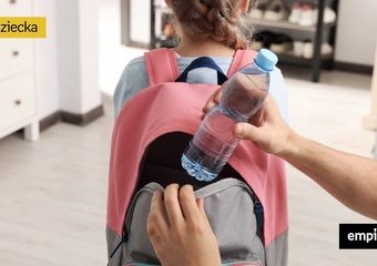 Ile wody powinny pić dzieci? Jak zachęcić dziecko do picia w szkole? Garść porad