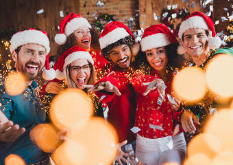 Impreza świąteczna ze znajomymi – jak ją zorganizować?