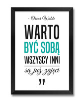 Inspirująca ramka na ścianę do sypialni z cytatem bądź sobą cytat Oscar Wilde turkusowy akcent czarna rama 23,5x32 cm