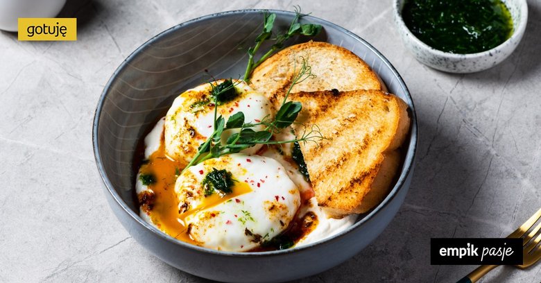 Jajka po turecku – przepis na pyszne śniadanie 