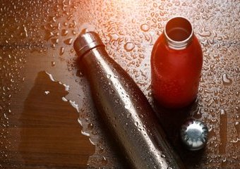 Jak czyścić kubki i butelki termiczne, by długo służyły? Praktyczne wskazówki